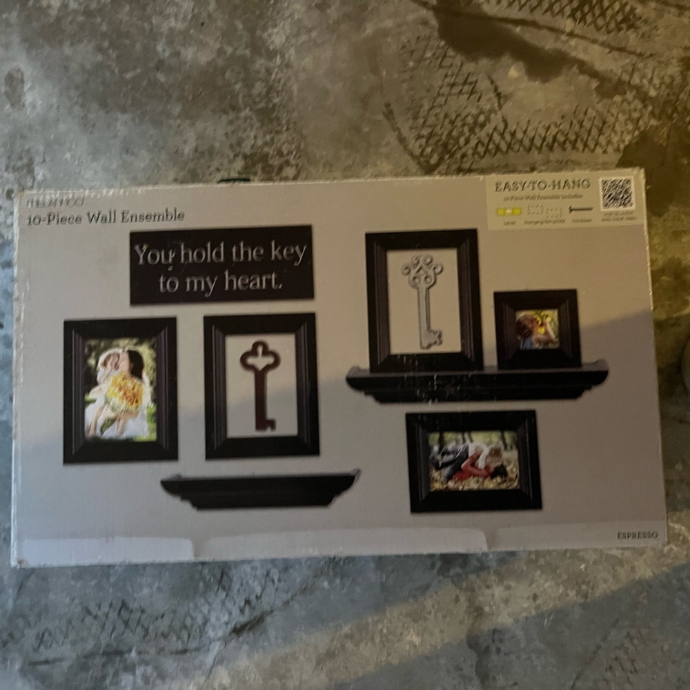 Black Wall Decor Set with Key Design